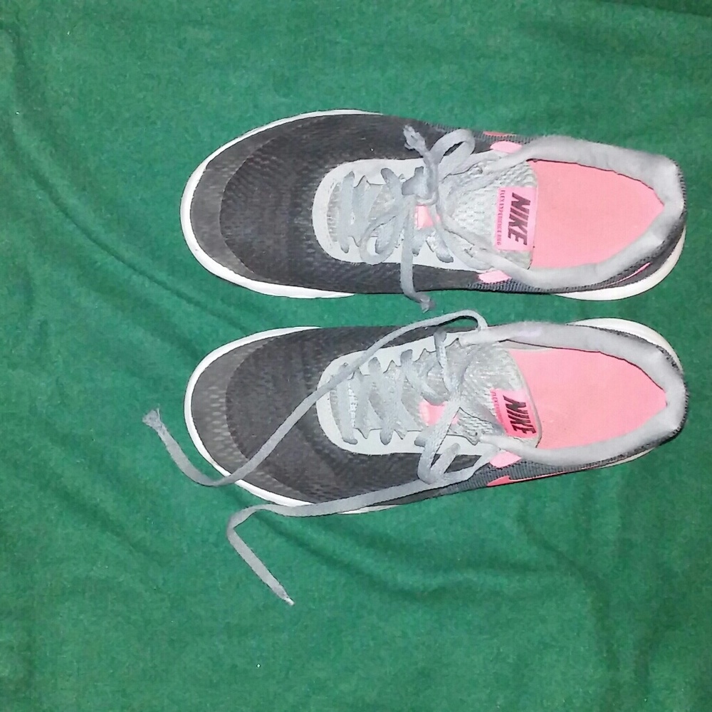 Nike - Picture 3 of 3
